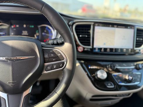 Used 2024 Chrysler Pacifica Select image 8