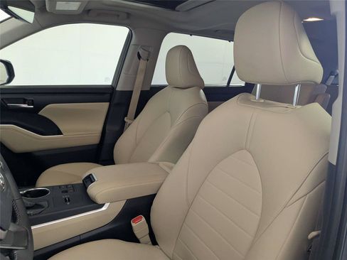 Certified 2025 Toyota Highlander XLE FWD image 13