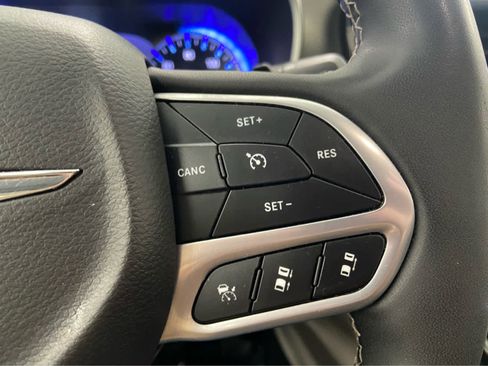 Used 2024 Chrysler Pacifica Touring-L FWD image 24