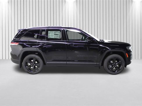 New 2025 Jeep Grand Cherokee Laredo image 2