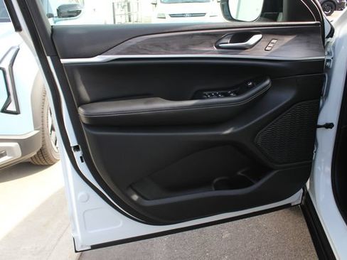 Used 2024 Jeep Grand Cherokee L Limited AWD/4WD image 22