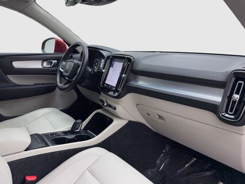Used 2019 Volvo XC40 T4 Momentum image 44