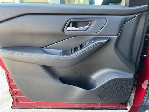 Certified 2026 Nissan Rogue SV FWD image 9