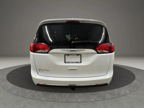 Used 2017 Chrysler Pacifica Touring-L w/ Tire & Wheel Group FWD image 4