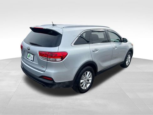 Used 2017 Kia Sorento LX image 7