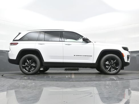 New 2025 Jeep Grand Cherokee Limited w/ Black Appearance Package image 16