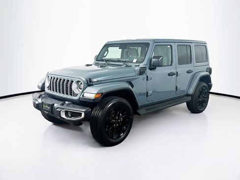 Used 2025 Jeep Wrangler Sahara image 3