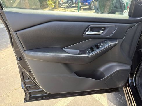 Used 2025 Nissan Rogue SV FWD image 18