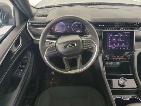Used 2025 Jeep Grand Cherokee Laredo w/ Luxury Tech Group I AWD/4WD image 19