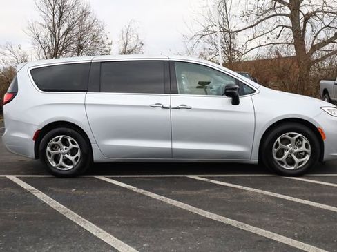 Used 2024 Chrysler Pacifica Limited image 4