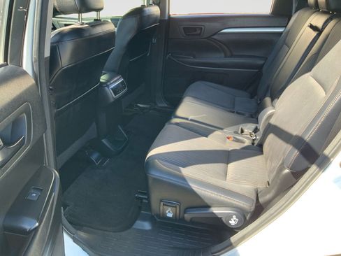 Used 2017 Toyota Highlander Plus FWD image 26