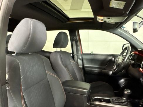 Used 2016 Toyota Tacoma TRD Sport AWD/4WD image 21