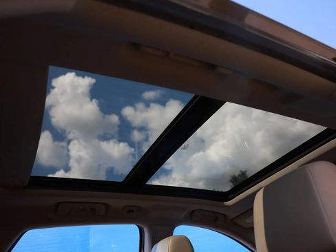 Used 2011 Cadillac SRX Luxury FWD image 16