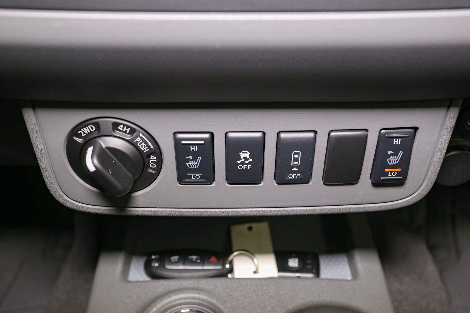 Used 2021 Nissan Frontier SV w/ Midnight Edition Floor Mats AWD/4WD image 28