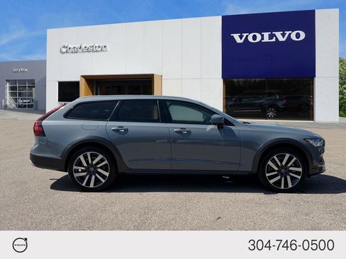 Certified 2022 Volvo V90 B6 Cross Country w/ Lounge Package AWD/4WD image 2