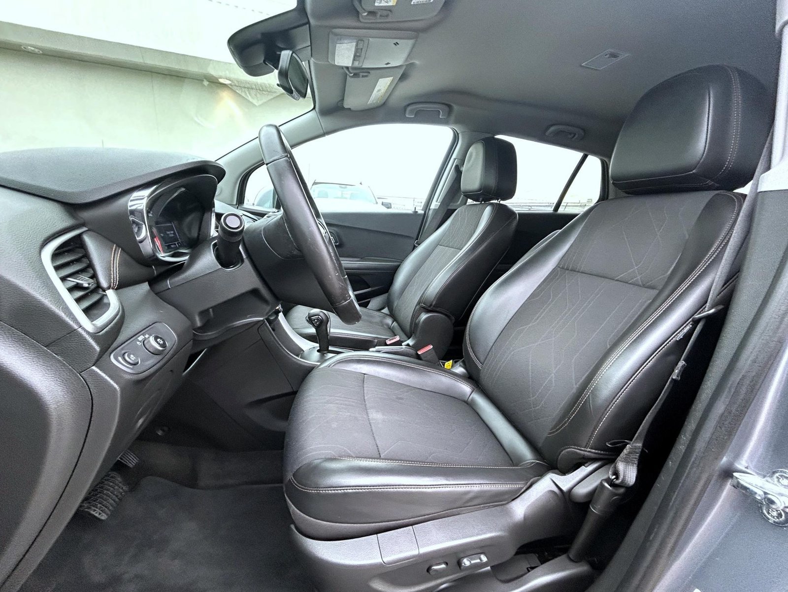 Used 2019 Chevrolet Trax LT w/ LT Convenience Package AWD/4WD image 11