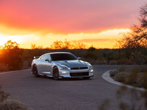 Used 2024 Nissan GT-R Premium w/ Floor Mat Package AWD/4WD image 2