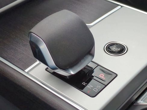 New 2025 Land Rover Range Rover Long Wheelbase SE image 33