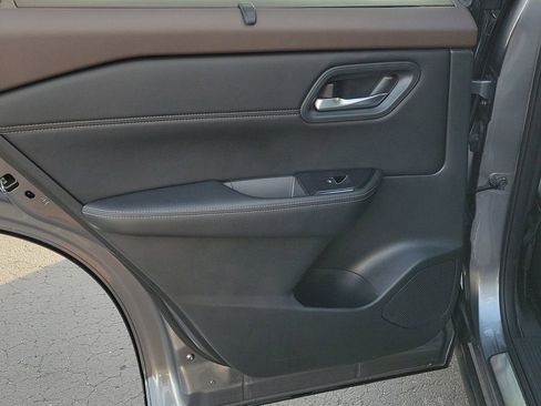 Used 2023 Nissan Rogue SL w/ SL Premium Package image 11