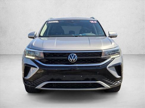 Used 2024 Volkswagen Taos SE image 2