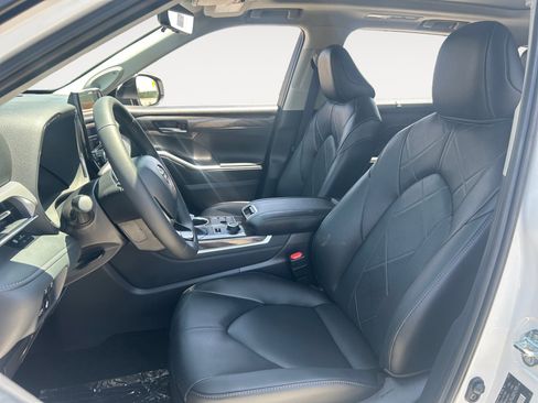 New 2025 Toyota Highlander Platinum image 9