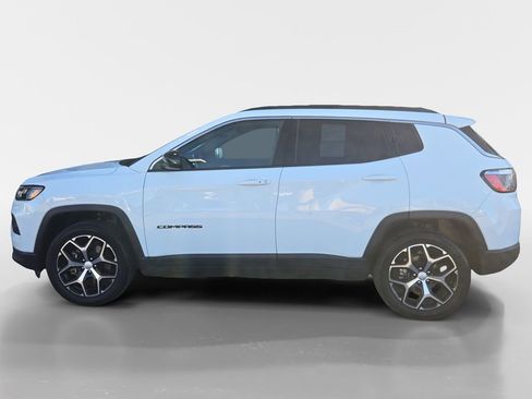 Used 2024 Jeep Compass Latitude AWD/4WD image 2