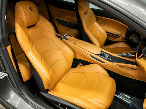 Used 2018 Ferrari GTC4Lusso AWD/4WD image 24