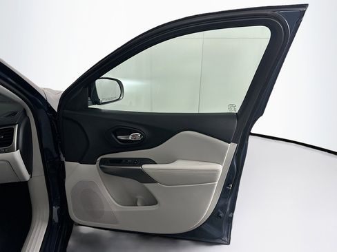 Used 2021 Jeep Cherokee Latitude Lux w/ Sun & Sound Group image 34