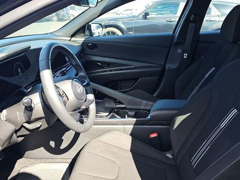 Used 2025 Hyundai Elantra SEL image 5