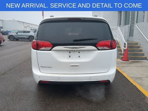 Used 2018 Chrysler Pacifica Touring-L image 5