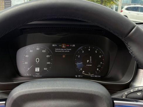 Used 2022 Volvo XC40 T4 Momentum FWD image 28