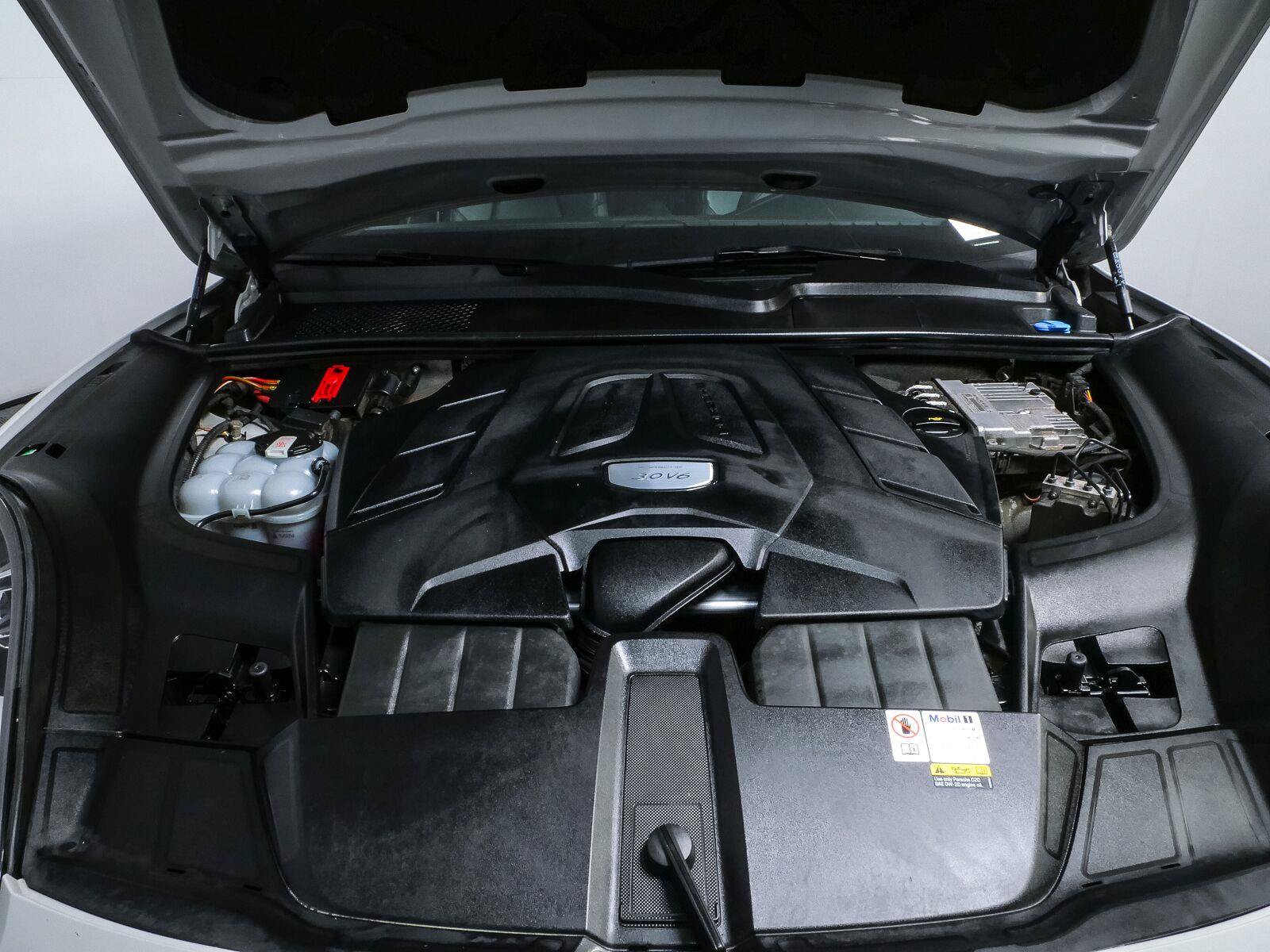 Certified 2023 Porsche Cayenne AWD/4WD image 36