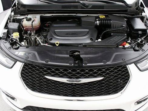 Used 2024 Chrysler Pacifica Touring-L image 28