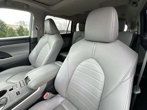 Used 2021 Toyota Highlander XLE image 15
