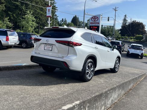 Used 2022 Toyota Highlander XLE AWD/4WD image 7