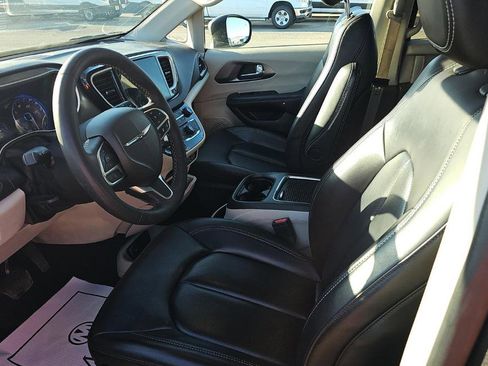 Used 2023 Chrysler Pacifica Touring-L image 5