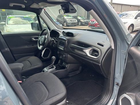 Used 2018 Jeep Renegade Latitude FWD image 12