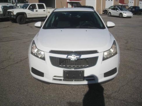 Used 2014 Chevrolet Cruze LT FWD image 2