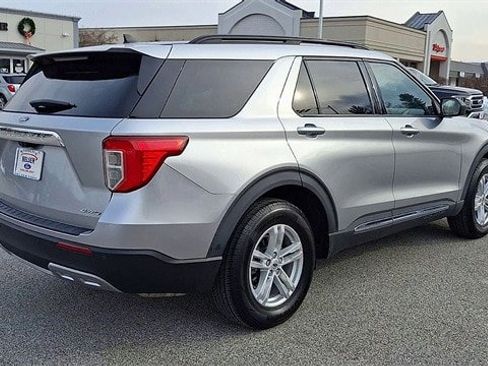 Certified 2021 Ford Explorer XLT w/ Equipment Group 202A image 8