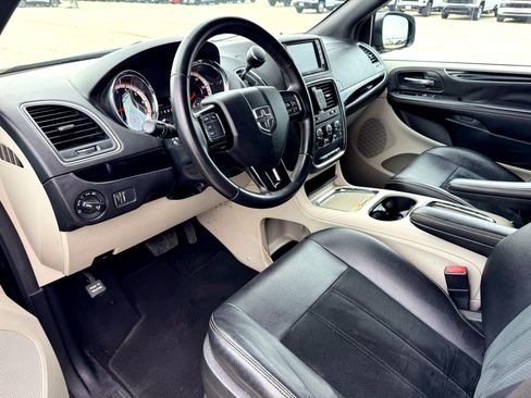 Used 2018 Dodge Grand Caravan SXT image 12