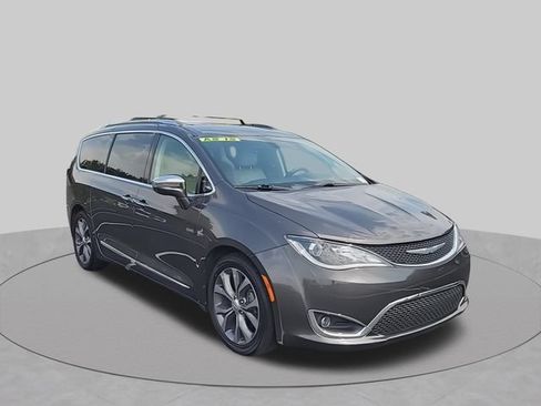 Used 2018 Chrysler Pacifica Limited w/ Tire & Wheel Group FWD image 2