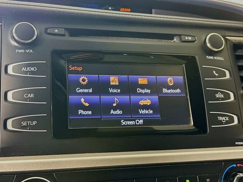 Used 2018 Toyota Highlander LE image 16