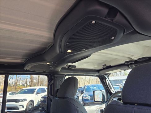 Used 2025 Jeep Wrangler Sahara image 8