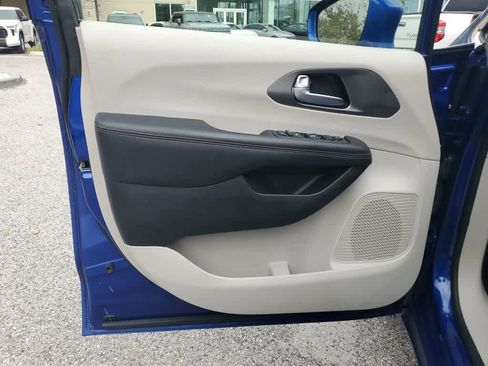 Used 2020 Chrysler Pacifica Touring w/ Tire & Wheel Group image 15