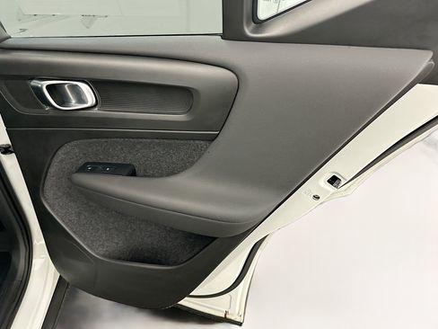 Used 2025 Volvo XC40 B5 Plus image 33