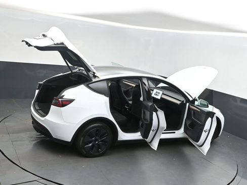 Used 2025 Tesla Model Y Long Range image 48