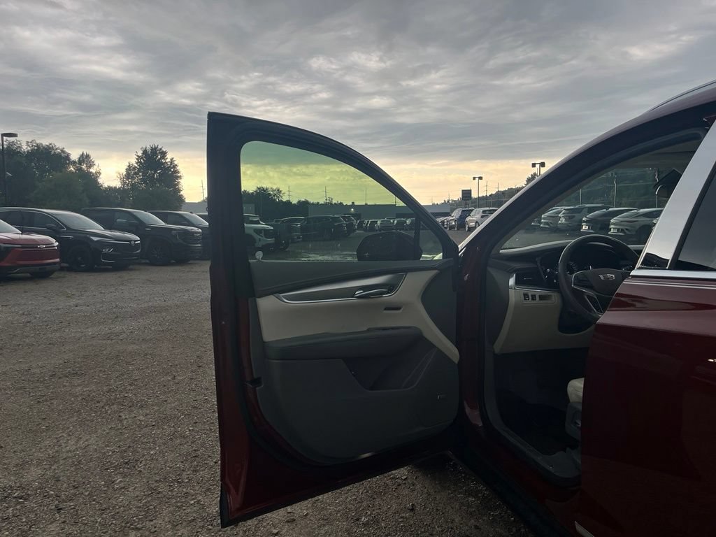 Used 2018 Cadillac XT5 Luxury w/ Driver Awareness Package FWD image 15