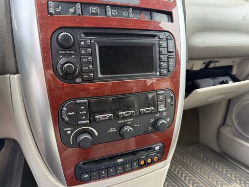 Used 2007 Chrysler Town & Country Limited FWD image 9