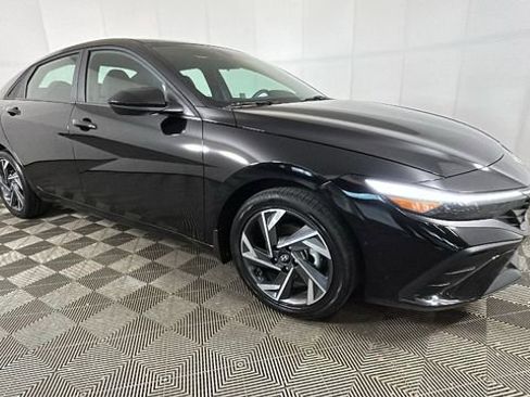 Used 2025 Hyundai Elantra SEL FWD image 2
