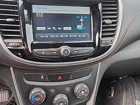 Used 2017 Chevrolet Trax LT w/ LT Convenience Package FWD image 3